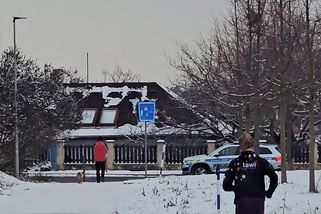 Motor pořád běží, denně. Nastartované policejní auto u Okamurova „hradu“ dráždí okolí - Novinky